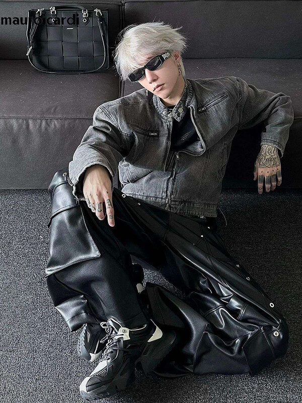 Mauroicardi tavaszi őszi hosszú laza alkalmi fekete fényes pu bőr nadrágok férfi szegecs széles szárú nadrágok punk stílusú utcai viselet 2024