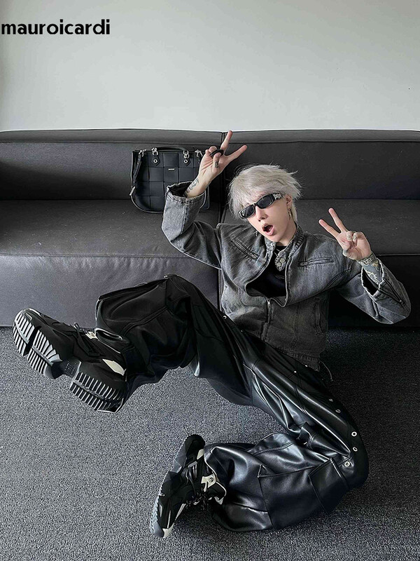 Mauroicardi tavaszi őszi hosszú laza alkalmi fekete fényes pu bőr nadrágok férfi szegecs széles szárú nadrágok punk stílusú utcai viselet 2024