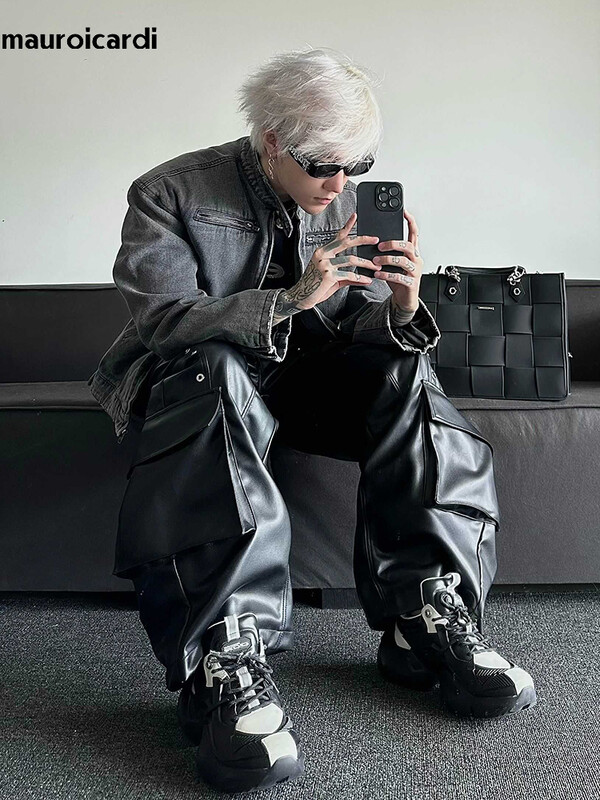 Mauroicardi tavaszi őszi hosszú laza alkalmi fekete fényes pu bőr nadrágok férfi szegecs széles szárú nadrágok punk stílusú utcai viselet 2024