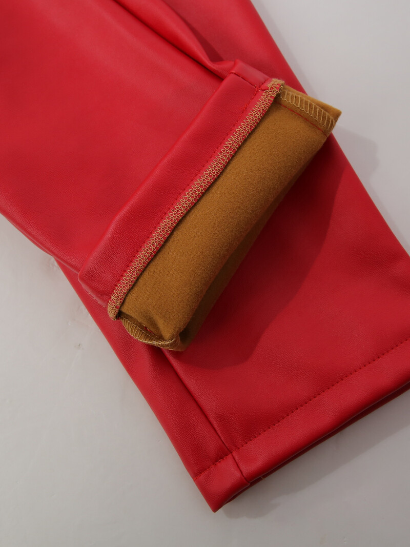 Pavasario ir rudens/žiemos jaunimo plunksnojančios elastingos, lieknos ir klubus pakeliančios mados šokių pasirodymo juostos raudonos odinės kelnės