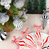 juoda ir balta tapyba kūrybinių stiklo rutulių formos rutuliai Kalėdų eglutės scenos dekoracijos, kabantys raudoni ir balti kabantys rutuliai