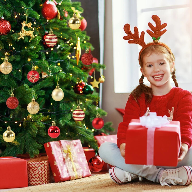 Kalėdų eglutės dekoravimo rinkinys – 50 raudonų ir auksinių papuošalų su kabliukais pakabukais 2024/2025 m. šventiniam namų dekoravimui