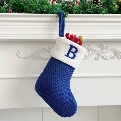 Ένα μικρό κεντημένο γράμμα σε χριστουγεννιάτικες μπλε κάλτσες Κρεμαστά μενταγιόν διακόσμηση Χριστουγεννιάτικο δέντρο στολίδια Παιδικά δώρα Navidad