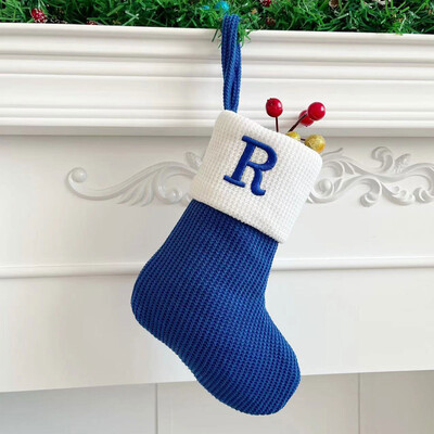 Ένα μικρό κεντημένο γράμμα σε χριστουγεννιάτικες μπλε κάλτσες Κρεμαστά μενταγιόν διακόσμηση Χριστουγεννιάτικο δέντρο στολίδια Παιδικά δώρα Navidad
