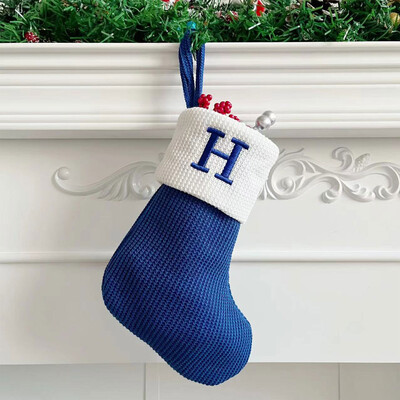 Ένα μικρό κεντημένο γράμμα σε χριστουγεννιάτικες μπλε κάλτσες Κρεμαστά μενταγιόν διακόσμηση Χριστουγεννιάτικο δέντρο στολίδια Παιδικά δώρα Navidad