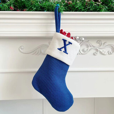 Ένα μικρό κεντημένο γράμμα σε χριστουγεννιάτικες μπλε κάλτσες Κρεμαστά μενταγιόν διακόσμηση Χριστουγεννιάτικο δέντρο στολίδια Παιδικά δώρα Navidad