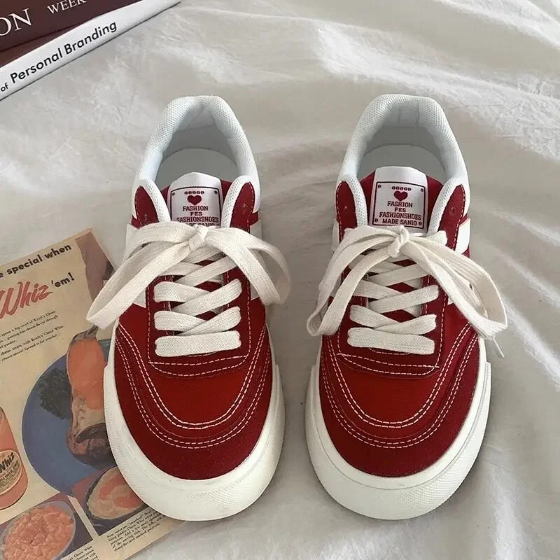 2024 m. nauji raudoni moteriški vulkanizuoti batai. Laisvalaikio platformos sportbačiai senoviniai sportiniai korėjiečių dizaineriai, butai, Harajuku mokyklos tenisas