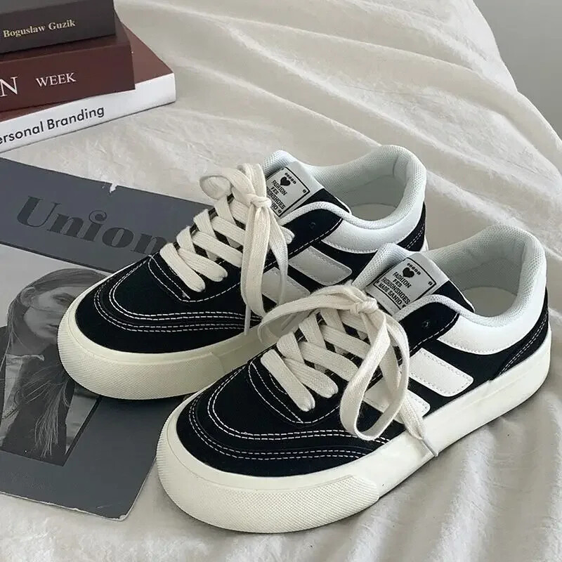 2024 m. nauji raudoni moteriški vulkanizuoti batai. Laisvalaikio platformos sportbačiai senoviniai sportiniai korėjiečių dizaineriai, butai, Harajuku mokyklos tenisas