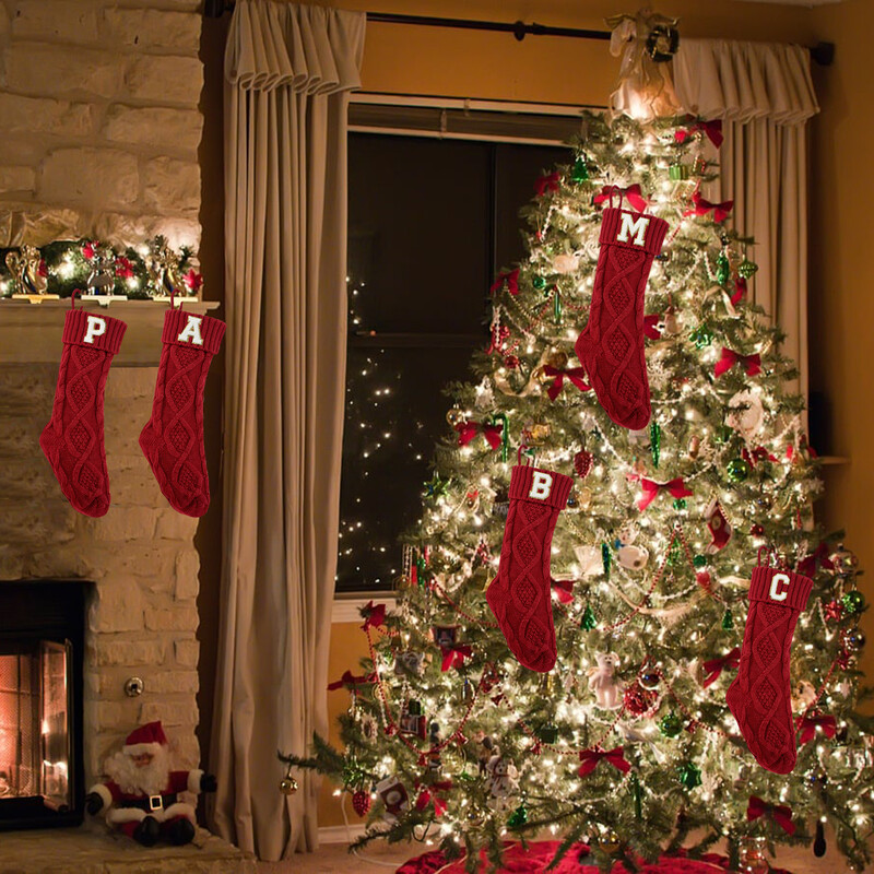 2024. gada sarkanas trikotāžas Ziemassvētku zeķes ar iniciāļiem 18 collu 46 cm akrila šķiedras zeķes mājas Ziemassvētku dekorēšanai
