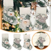 Ziemassvētku zeķu dekorācijas dāvanu maisiņš Ziemassvētkiem ar Ziemassvētku vecīša dizainu Zaļās Ziemassvētku tradīcijās iekrāsotas lielas ietilpības zeķes