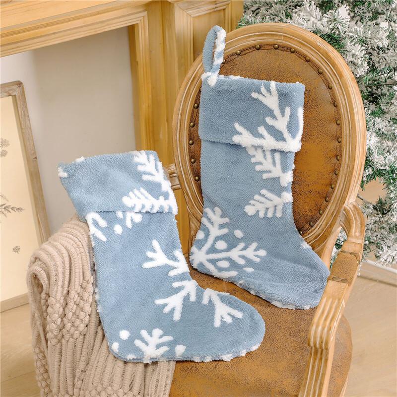 Ziemassvētku zeķu zeķes Zilas plīša žakarda Ziemassvētku zeķes Ziemassvētku eglītes kulonu rotājumi Ziemassvētku sniegpārsliņu dāvanu maisiņi