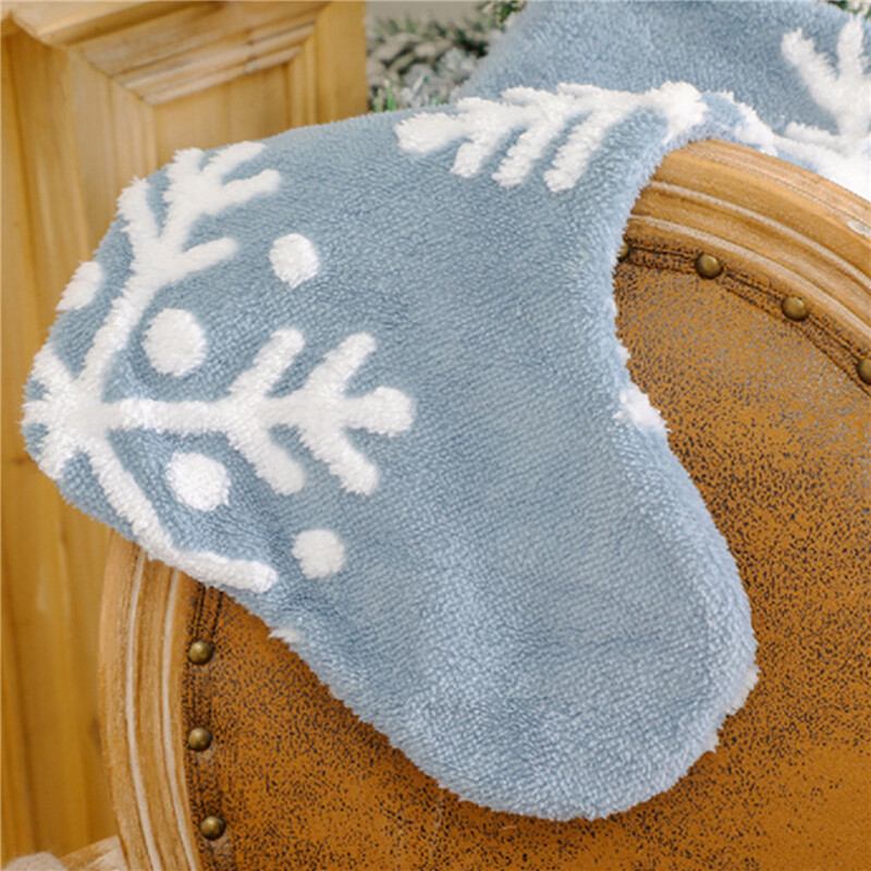 Ziemassvētku zeķu zeķes Zilas plīša žakarda Ziemassvētku zeķes Ziemassvētku eglītes kulonu rotājumi Ziemassvētku sniegpārsliņu dāvanu maisiņi