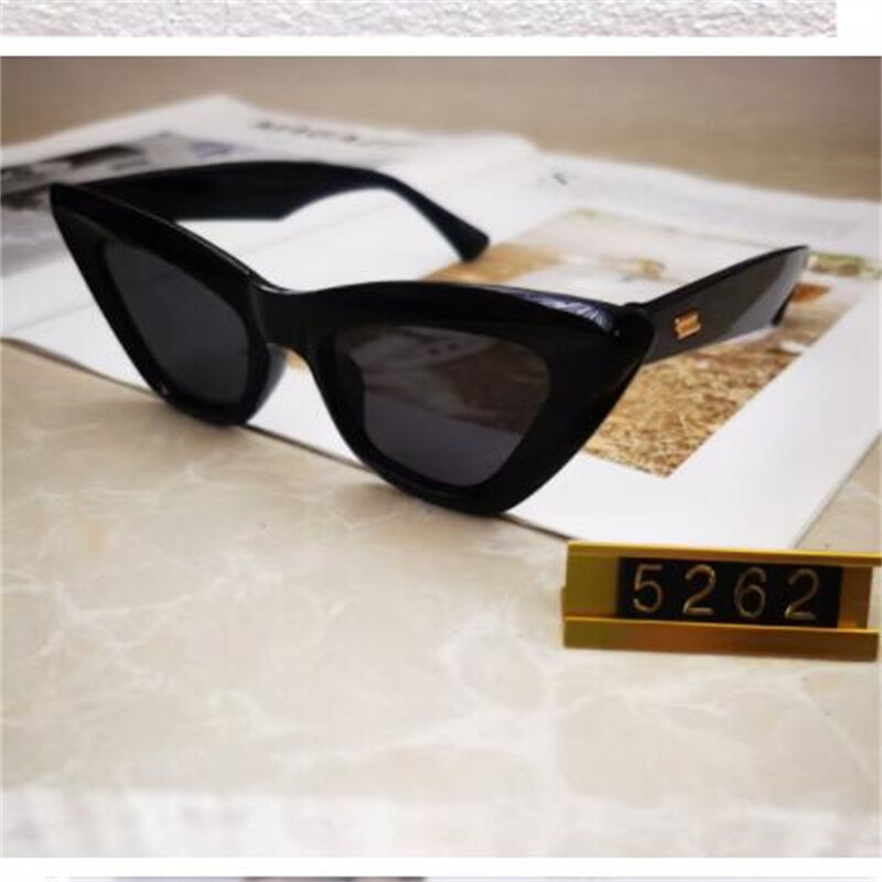 Κόκκινα γυαλιά ηλίου γάτας για κυρία Ρετρό τριγωνικό καθρέφτη ηλίου ελεύθερου χρόνου Γυναικεία γυαλιά μόδας UV400