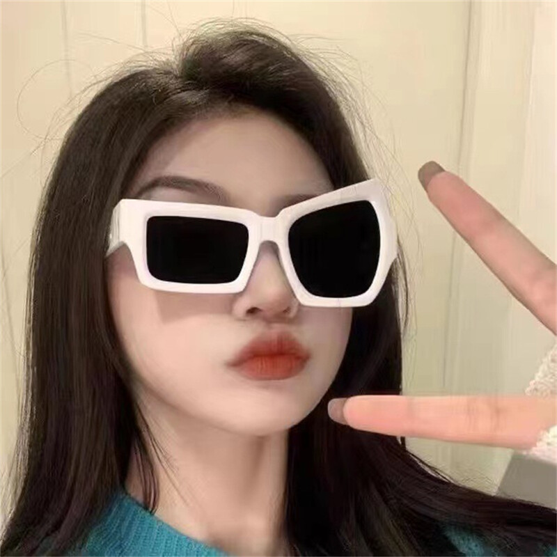 Juokingi madingi hiphopo akiniai su pakeltais antakiais vienoje pusėje Netaisyklingos asmenybės akiniai nuo saulės Vasariniai UV400 akiniai nuo saulės, skirti unisex