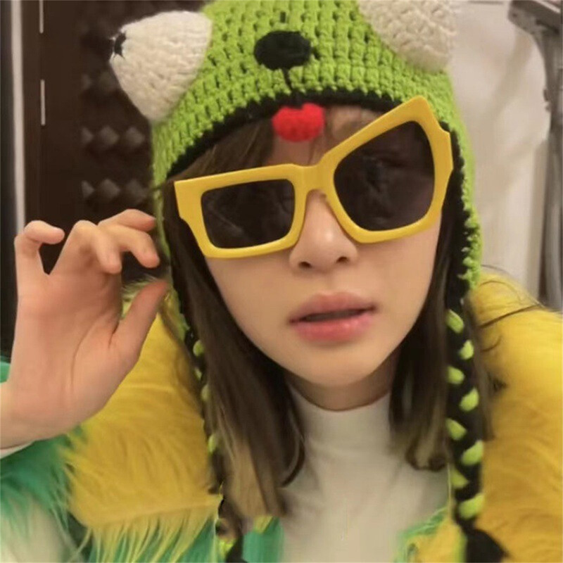 Juokingi madingi hiphopo akiniai su pakeltais antakiais vienoje pusėje Netaisyklingos asmenybės akiniai nuo saulės Vasariniai UV400 akiniai nuo saulės, skirti unisex