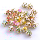 30db/tétel Színes csilingelő csengő aranyozott virág bulihoz karácsonyi dekorációhoz kézzel készített kiegészítők 14mm CP0584