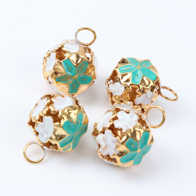 30db/tétel Színes csilingelő csengő aranyozott virág bulihoz karácsonyi dekorációhoz kézzel készített kiegészítők 14mm CP0584