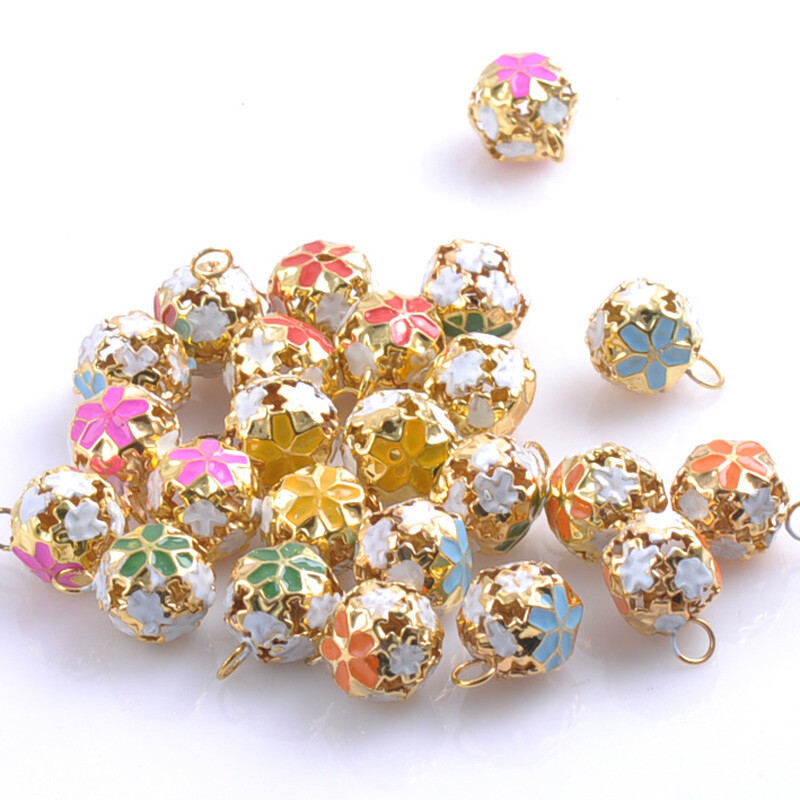 30db/tétel Színes csilingelő csengő aranyozott virág bulihoz karácsonyi dekorációhoz kézzel készített kiegészítők 14mm CP0584