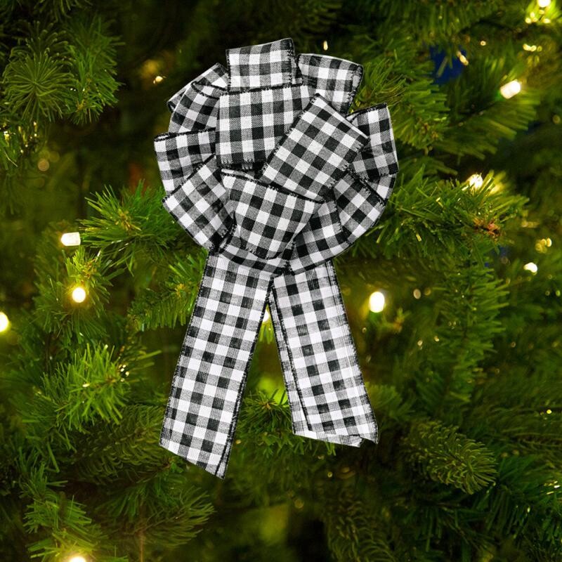 2025 m. kalėdiniai lankeliai, šventiniai kalėdiniai vainikai, lankai, papuošti Kalėdų eglute.