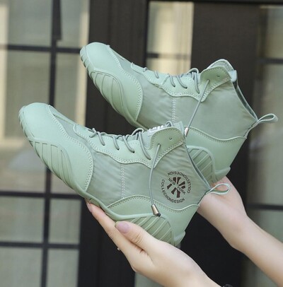 Pavasario ir vasaros mada moteriški, žali, aukšti drobiniai batai, ploni, kvėpuojantys, tinkami korėjietiški batai. Trend Moteriški lengvi laisvalaikio sportbačiai