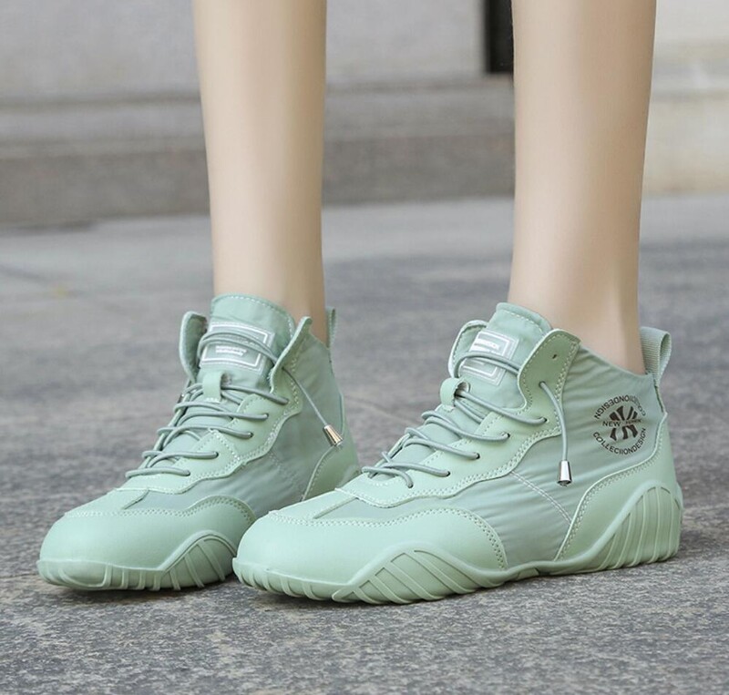 Pavasario ir vasaros mada moteriški, žali, aukšti drobiniai batai, ploni, kvėpuojantys, tinkami korėjietiški batai. Trend Moteriški lengvi laisvalaikio sportbačiai