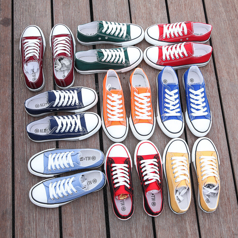 Brīvā laika audekla kedas modes plakani sieviešu ikdienas apavi 2024 elpojoši šņorējami atlētiski zemi palīgi pāris vīriešu borta kurpes Baltas