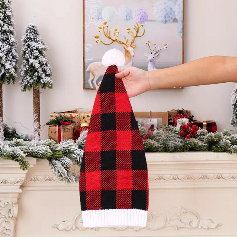 Balta žieminė beanie kalėdinė dryžuota megzta kepurė Šventinė unisex kalėdinė kepurė su dryžuoto rašto pliušinio kamuoliuko dekoru Naujiesiems metams