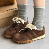 Moteriški vaikščiojimo sportbačiai lauke, jaunuoliai, mergaitės, studentai, nauji zomšiniai, odiniai retro stiliaus batai, moteriški, laisvalaikio sportbačiai, avalynė