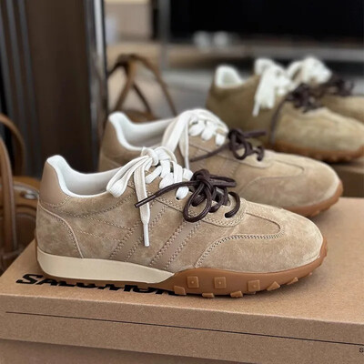 Moteriški vaikščiojimo sportbačiai lauke, jaunuoliai, mergaitės, studentai, nauji zomšiniai, odiniai retro stiliaus batai, moteriški, laisvalaikio sportbačiai, avalynė