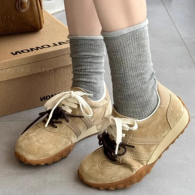 Moteriški vaikščiojimo sportbačiai lauke, jaunuoliai, mergaitės, studentai, nauji zomšiniai, odiniai retro stiliaus batai, moteriški, laisvalaikio sportbačiai, avalynė