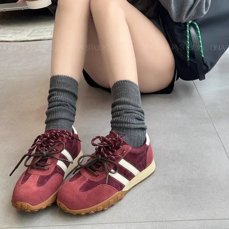 Moteriški vaikščiojimo sportbačiai lauke, jaunuoliai, mergaitės, studentai, nauji zomšiniai, odiniai retro stiliaus batai, moteriški, laisvalaikio sportbačiai, avalynė