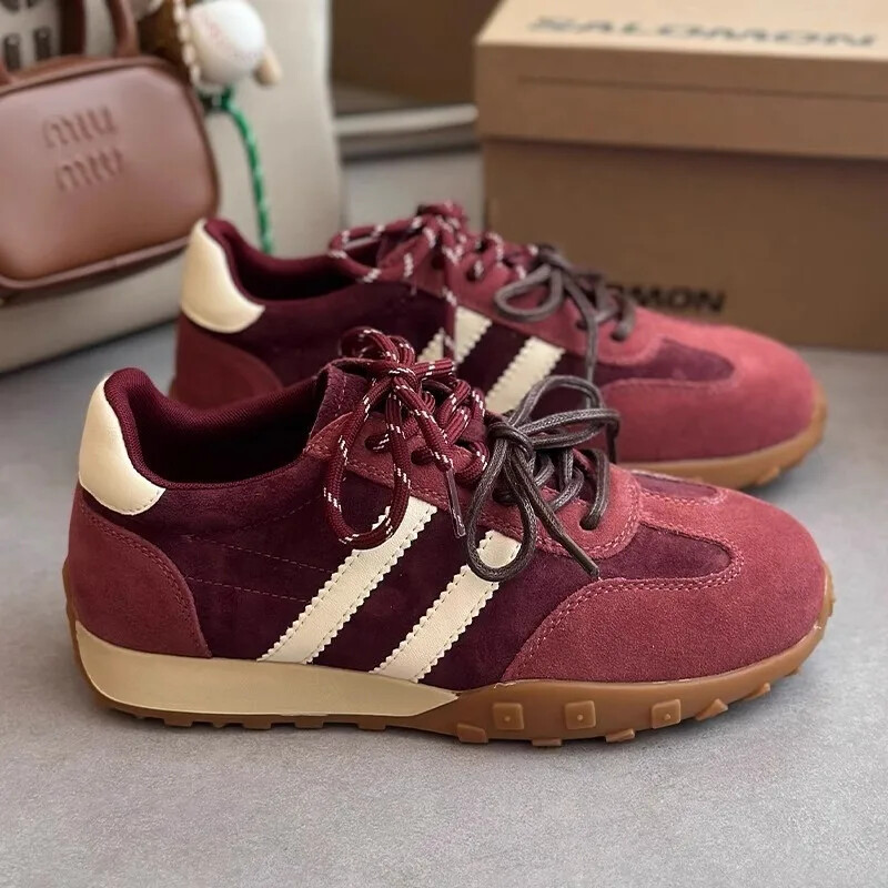 Moteriški vaikščiojimo sportbačiai lauke, jaunuoliai, mergaitės, studentai, nauji zomšiniai, odiniai retro stiliaus batai, moteriški, laisvalaikio sportbačiai, avalynė