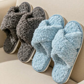 Šiltos, pūkuotos šlepetės moteriškos dirbtinio kailio kryžminės vidaus grindų čiuožyklos Plokštūs minkšti kailiniai batai moteriški neslystantys namų batai didmeninė prekyba