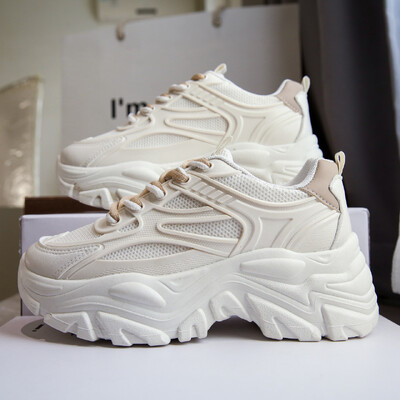 Vastag talpú, kerek orr felső piskóta- és apacipő hálós felülettel a légáteresztésért. Alkalmi sokoldalú, kényelmes sportcipők