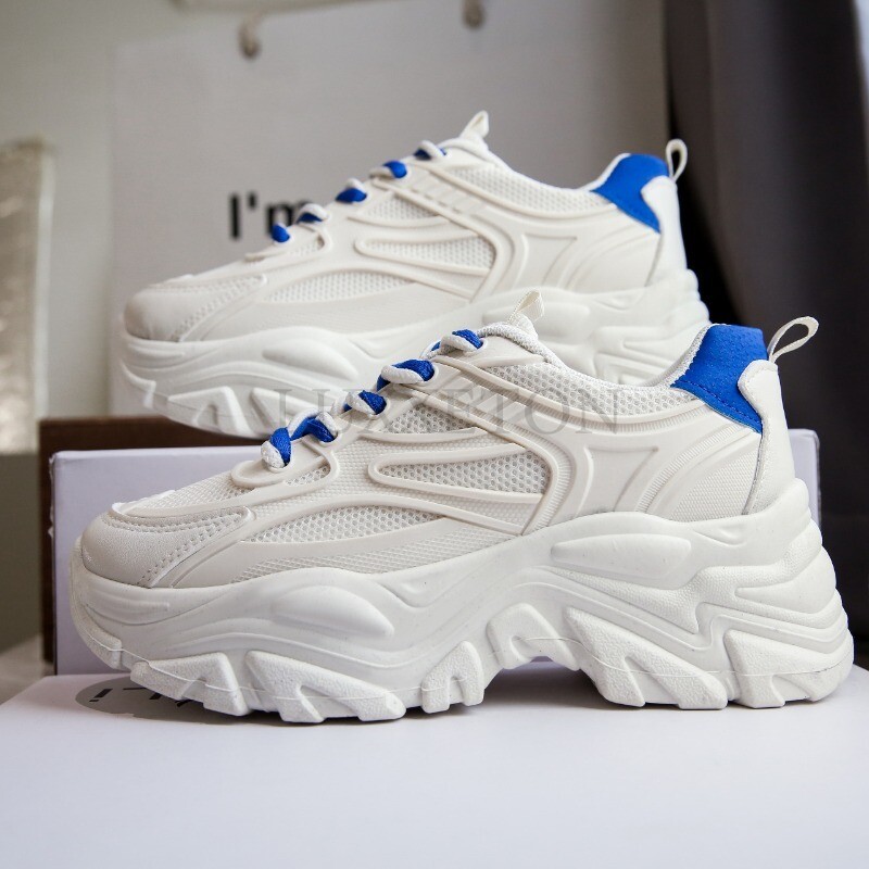 Vastag talpú, kerek orr felső piskóta- és apacipő hálós felülettel a légáteresztésért. Alkalmi sokoldalú, kényelmes sportcipők