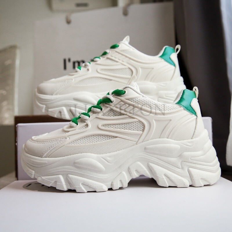 Vastag talpú, kerek orr felső piskóta- és apacipő hálós felülettel a légáteresztésért. Alkalmi sokoldalú, kényelmes sportcipők