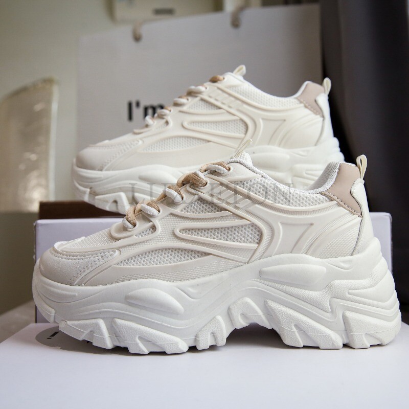 Vastag talpú, kerek orr felső piskóta- és apacipő hálós felülettel a légáteresztésért. Alkalmi sokoldalú, kényelmes sportcipők