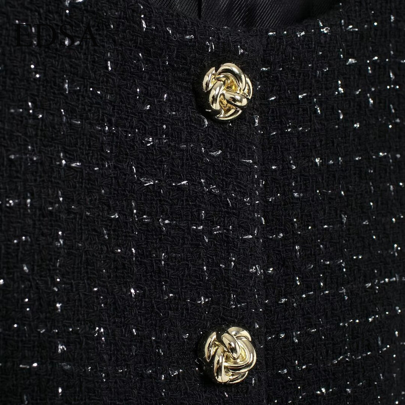 EDSA moteriška tekstūruota apkarpyta liemenė su apvalia kakle be rankovių, metalinių siūlų priekyje su reljefiniais auksiniais mygtukais viršutiniai drabužiai