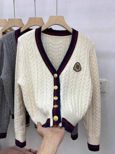 Britų stiliaus retro moterų pilkas megztinis mezgimas megztinis koledžo ženklelis siuvinėjimas Y2k švarkas paltas, moteriškas, žieminis, V formos kaklo viršus