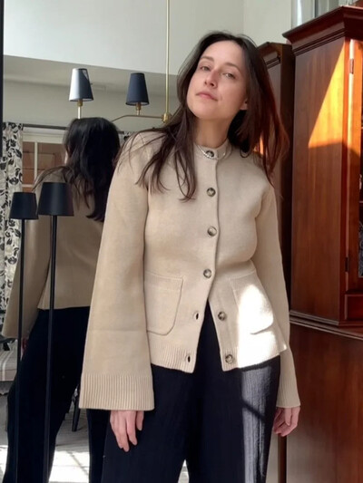 Pulover 2024 Toamna 2024, tricot solid, cu decolteu în formă de cardigan pentru femei, cu mânecă lungă, cu buzunare la un singur piept.