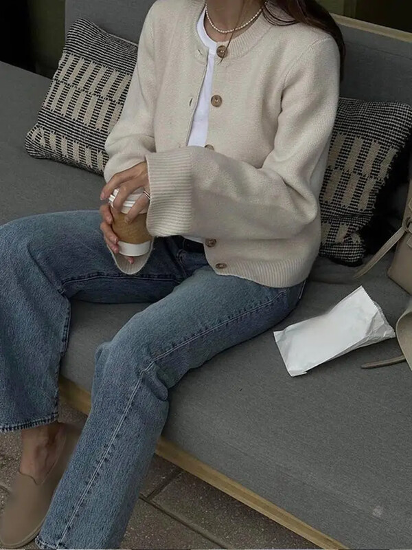 Pulover 2024 Toamna 2024, tricot solid, cu decolteu în formă de cardigan pentru femei, cu mânecă lungă, cu buzunare la un singur piept.