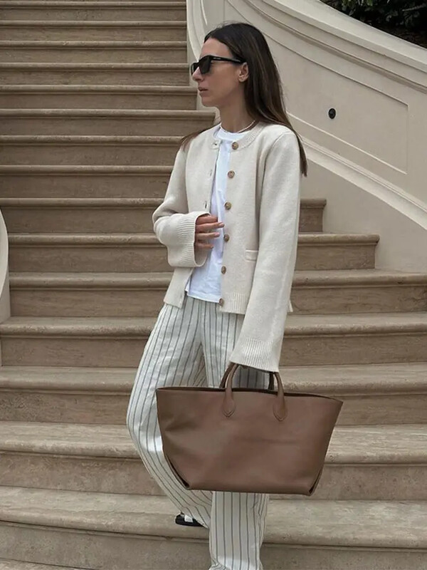 Pulover 2024 Toamna 2024, tricot solid, cu decolteu în formă de cardigan pentru femei, cu mânecă lungă, cu buzunare la un singur piept.