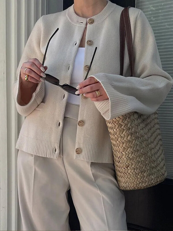Pulover 2024 Toamna 2024, tricot solid, cu decolteu în formă de cardigan pentru femei, cu mânecă lungă, cu buzunare la un singur piept.