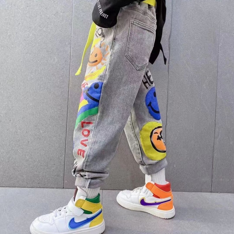 Fiú farmernadrág tavaszi és őszi fiúk nyomott farmernadrág új közepes és gyerek laza western stílusú fiú alkalmi nadrág