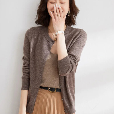 Megztinis megztas megztinis su mygtuku striukė 2024 m. rudens žiema su iškirpte ilgomis rankovėmis, laisvalaikio trumpi viršutiniai moteriški megztiniai pilkai balta