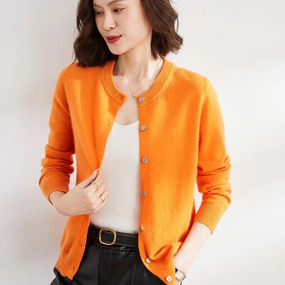 Megztinis megztas megztinis su mygtuku striukė 2024 m. rudens žiema su iškirpte ilgomis rankovėmis, laisvalaikio trumpi viršutiniai moteriški megztiniai pilkai balta