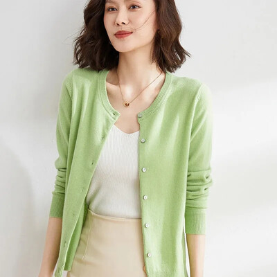 Megztinis megztas megztinis su mygtuku striukė 2024 m. rudens žiema su iškirpte ilgomis rankovėmis, laisvalaikio trumpi viršutiniai moteriški megztiniai pilkai balta