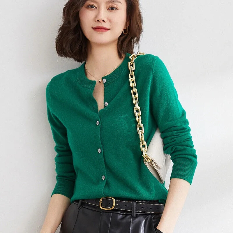 Megztinis megztas megztinis su mygtuku striukė 2024 m. rudens žiema su iškirpte ilgomis rankovėmis, laisvalaikio trumpi viršutiniai moteriški megztiniai pilkai balta