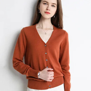 2024 m. Moteriški megztiniai ilgomis rankovėmis megzti viršutiniai drabužiai Tvirtai ploni pavasariniai rudens megztiniai V formos iškirpte Mezginiai Korėjietiški madingi megztiniai