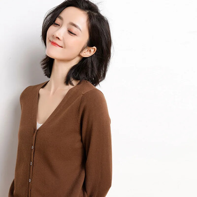 2024 m. Moteriški megztiniai ilgomis rankovėmis megzti viršutiniai drabužiai Tvirtai ploni pavasariniai rudens megztiniai V formos iškirpte Mezginiai Korėjietiški madingi megztiniai